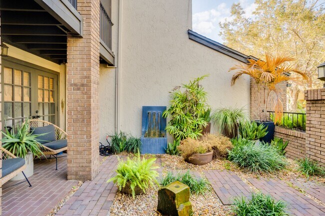 Foto del edificio - Exquisite 3 bedroom 2.5 bath two-story Executive Condo in Winter Park with 2-Car Garage