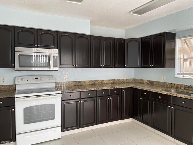 Building Photo - 4 br, 2.5 bath House - 6008 Strawberry Fie...