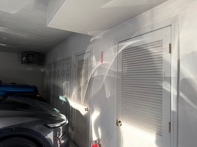 Building Photo - 437 N Main St