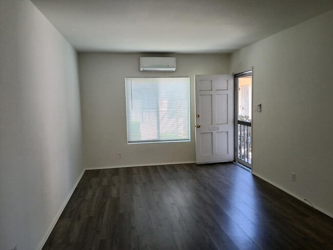 Living room - 1728 N Hollywood Way