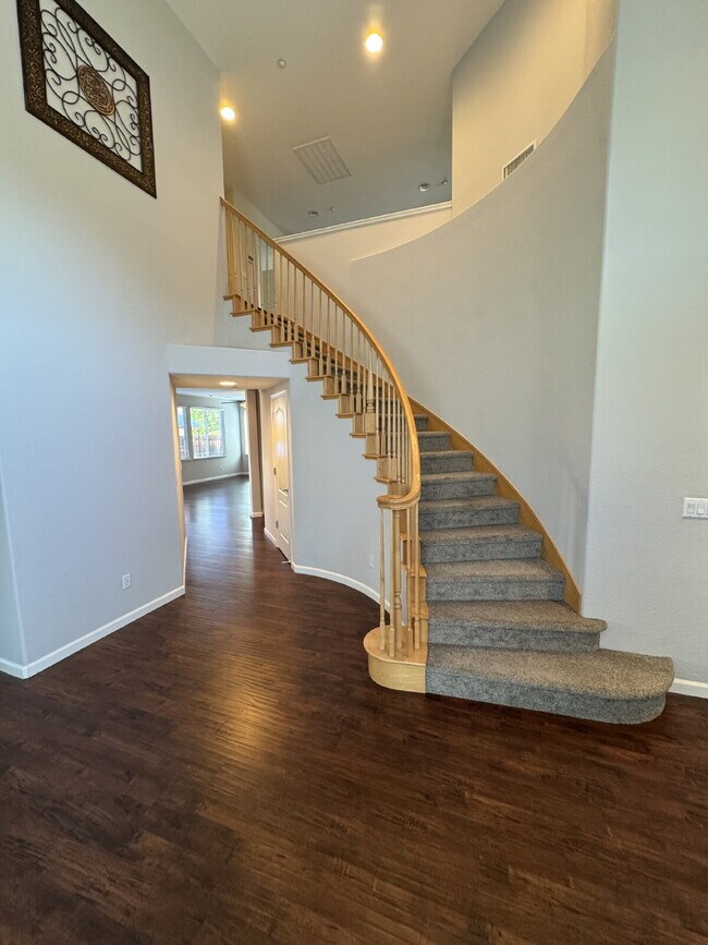 Building Photo - Beautiful 4 Bedroom, 3 Full Bath in Perfec...