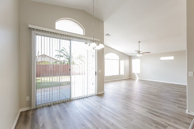 Foto del edificio - 1105 E Blackhawk Dr