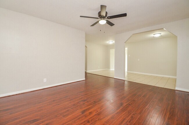 Foto del edificio - 10403 Royal Oaks Dr