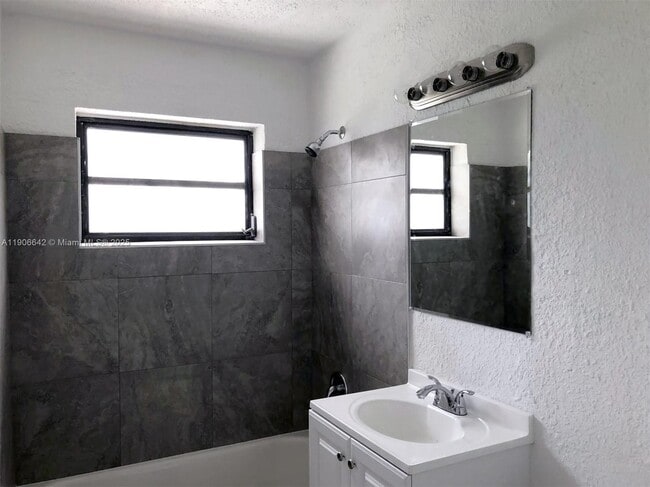 Foto del edificio - 1520 N 71st Terrace