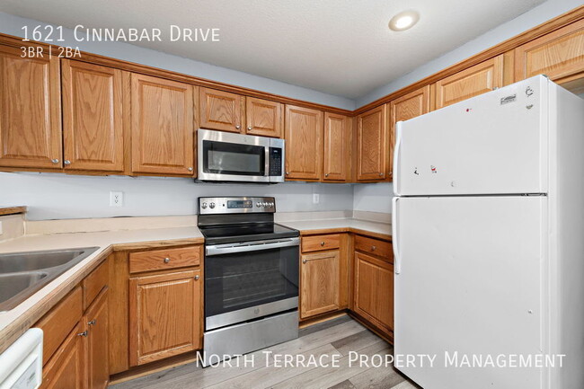 Building Photo - Charming Renovated Townhome in Raymore – D...