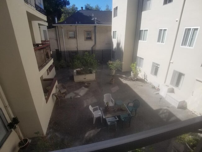 Building Photo - Excellent Adams Point location FREE parking!