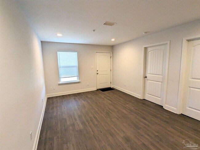 Foto del edificio - 313 N Navy Blvd