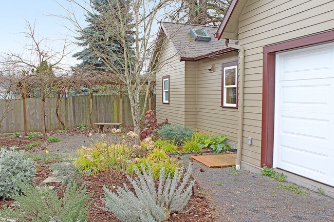 Building Photo - 5054 NE Sumner St