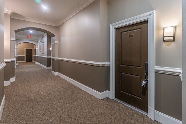 Building Photo - Excellently maintained 1 bedroom, 1.5 bath...