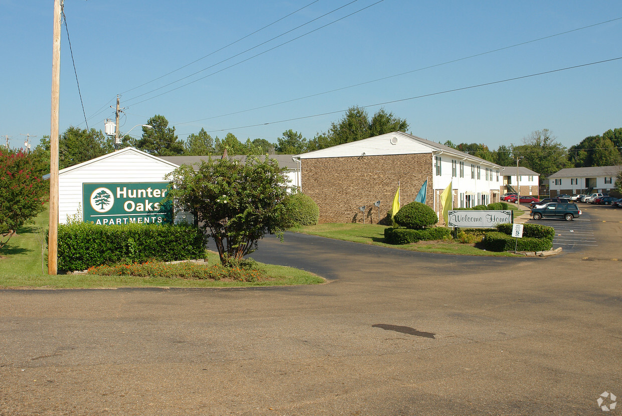 Building Photo - Hunter Oaks Apartments