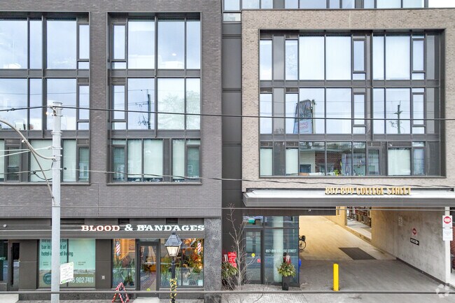 Entrée - College West