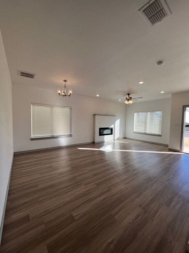 Foto del edificio - Gorgeous 2-Story 4 Bedroom Home Near Vinta...