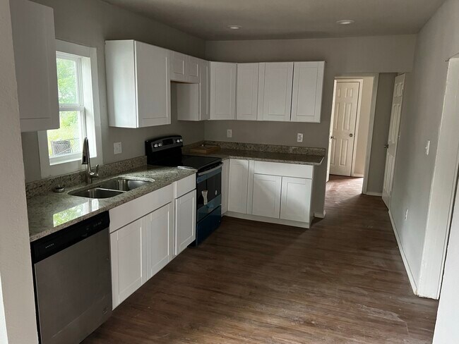 Sample Kitchen - 1610 Texas St
