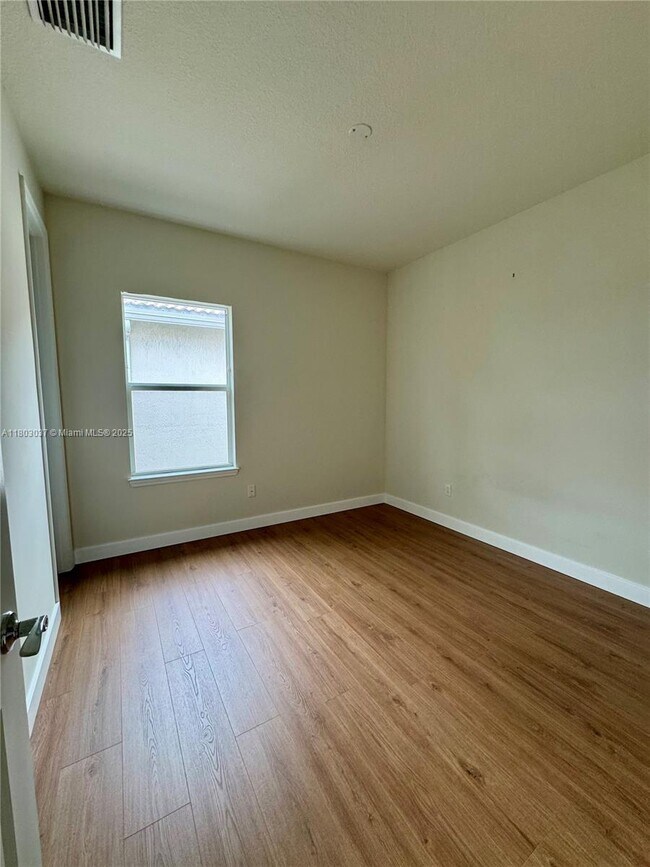 Foto del edificio - 4729 Greenway Dr