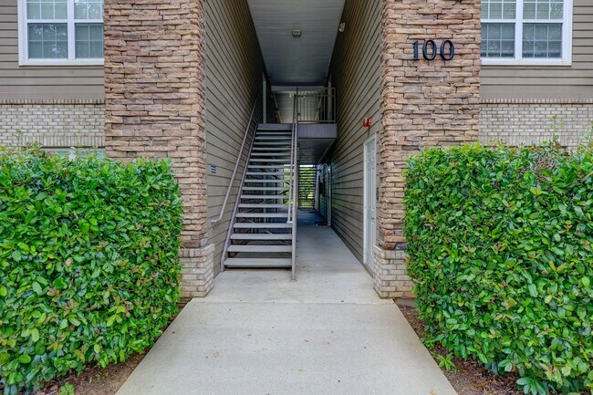 Foto del edificio - FIRST FLOOR APARTMENT COMMUNITY POOL!
