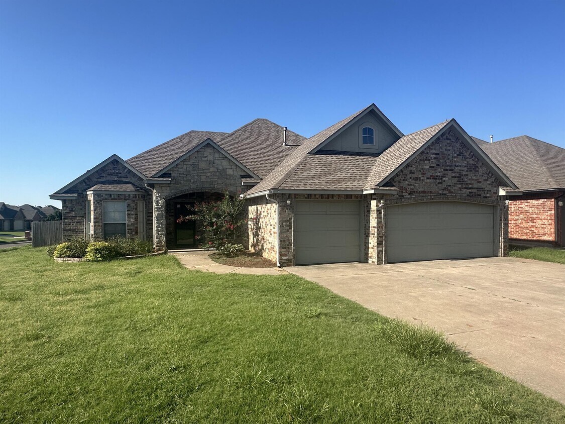 Photo - 2636 SE 8th St (Moore, OK)