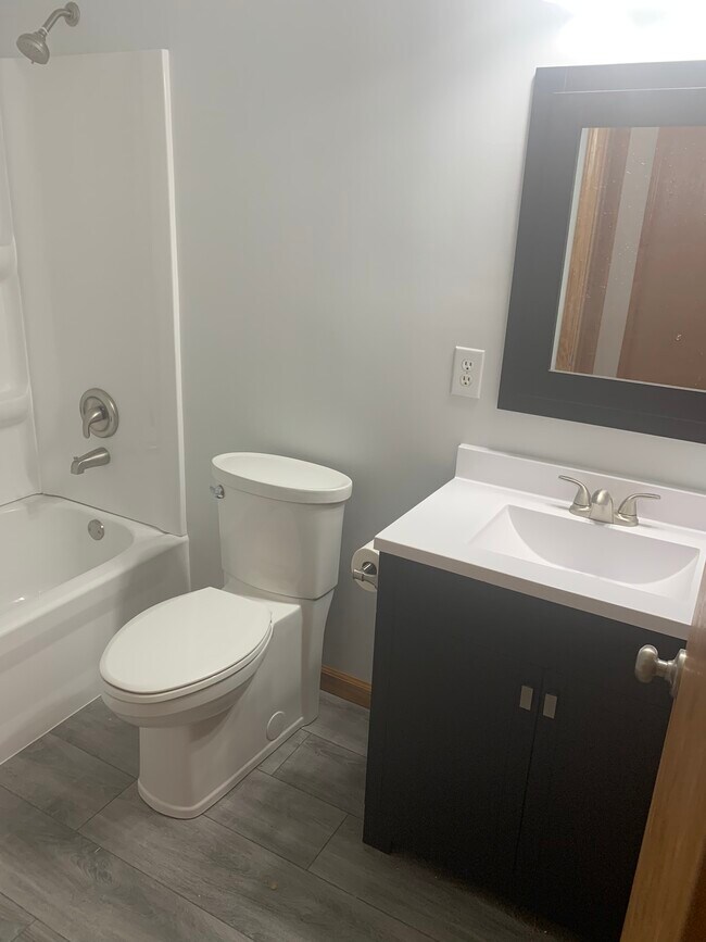 Todas las nuevo cuarto de baño - 1954 Edgewood Dr