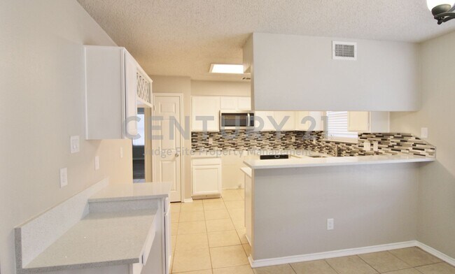 Building Photo - Spacious 2-Story 4/2.5/2 in Lancaster For Rent!