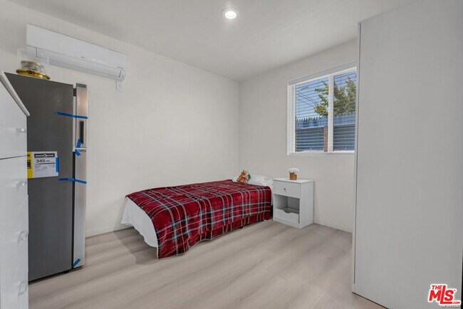 Foto del edificio - 7705 Baird Ave