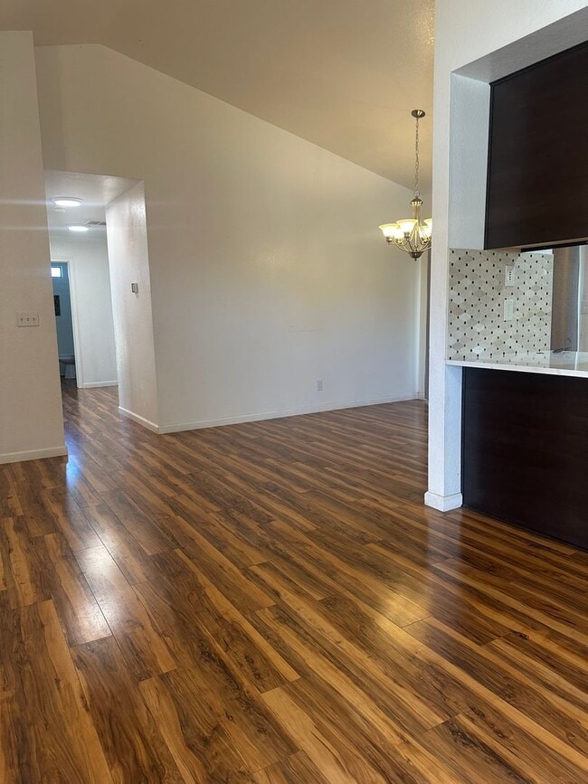 Building Photo - Beautiful Single Story Home Ready To Be Ca...