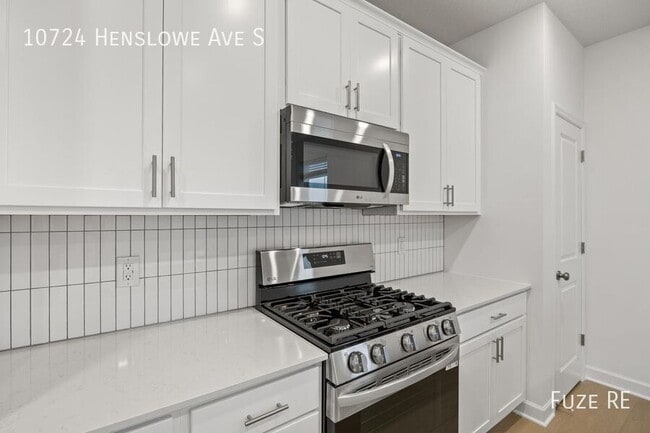 Building Photo - 10724 Henslowe Ave S