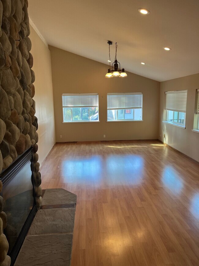 Foto del edificio - 7912 Crystal Manor Ln NW
