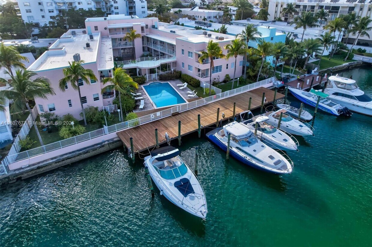 Foto principal - 6881 Bay Dr