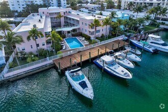 Building Photo - 6881 Bay Dr