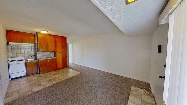 Building Photo - 1 Bedroom, 1 Bathroom House w/Garage!