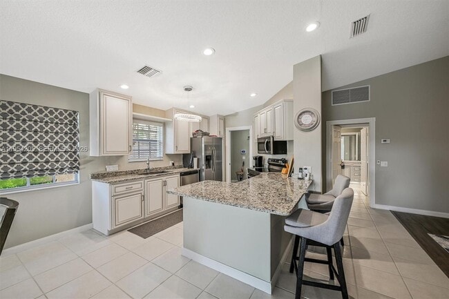 Building Photo - 10733 SW Elsinore Dr