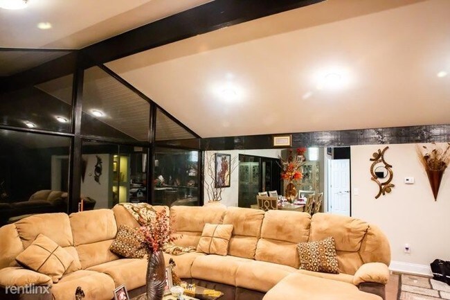 Foto del edificio - 4 br, 2.5 bath House - 1301 Spruce Lane