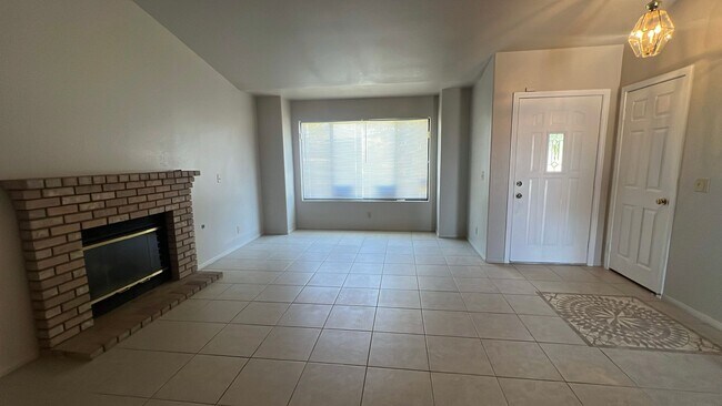 Building Photo - East Lancaster Home