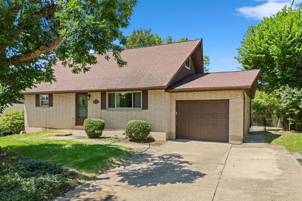 Foto principal - Charming 4-Bedroom Home in Desirable Neigh...