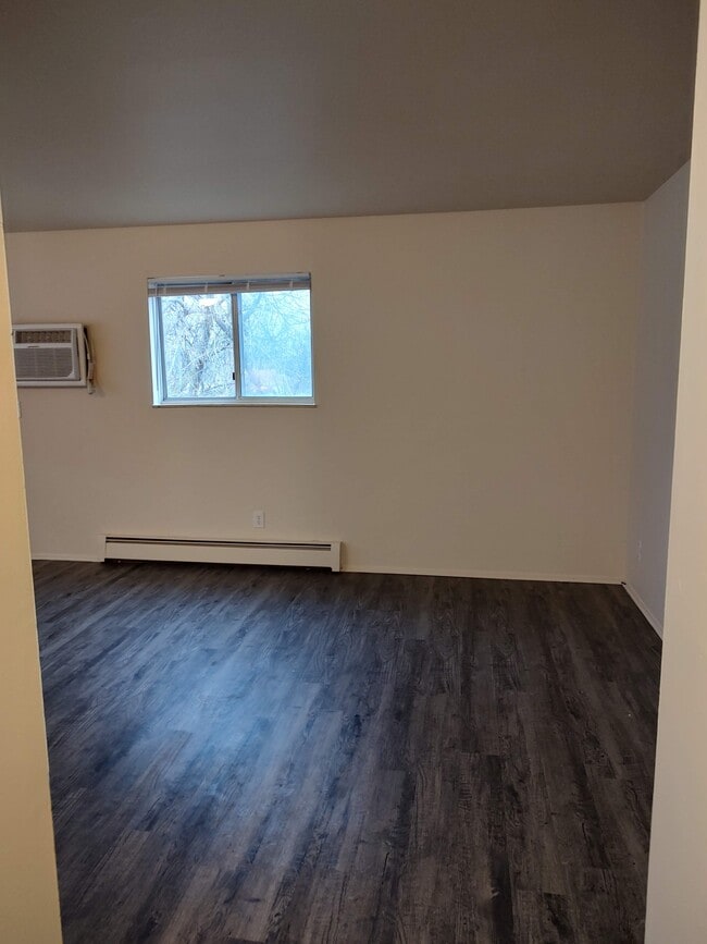 Building Photo - East Knoll Apartments (Renewed Investments II LLC)