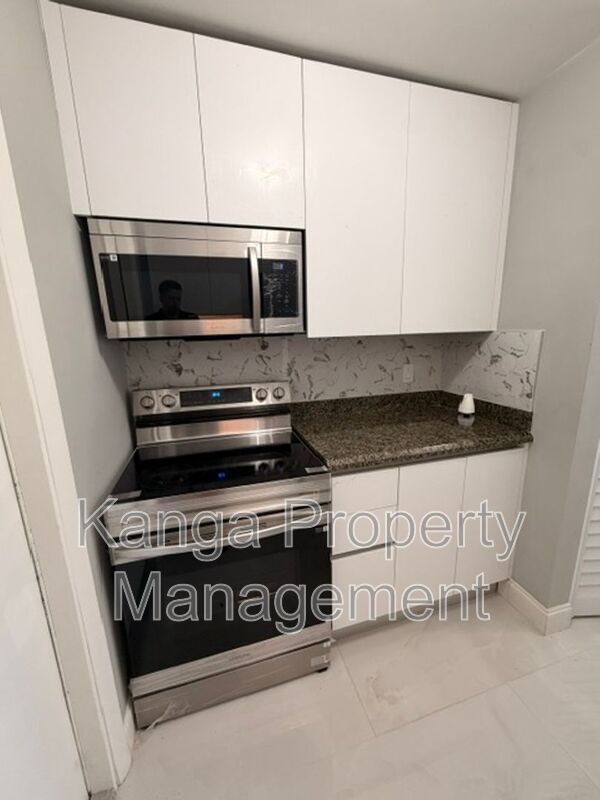 Foto del edificio - 968 W 9th St