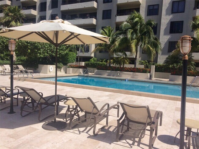 Foto del edificio - 201 Crandon Blvd