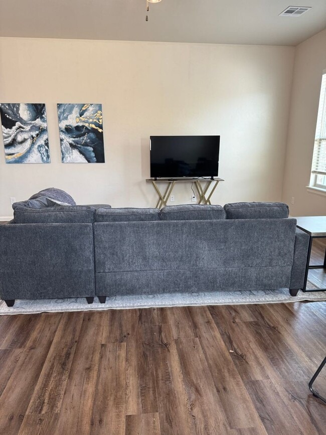 Building Photo - Fully furnished 3 bedroom, 2 bathroom, 2 c...