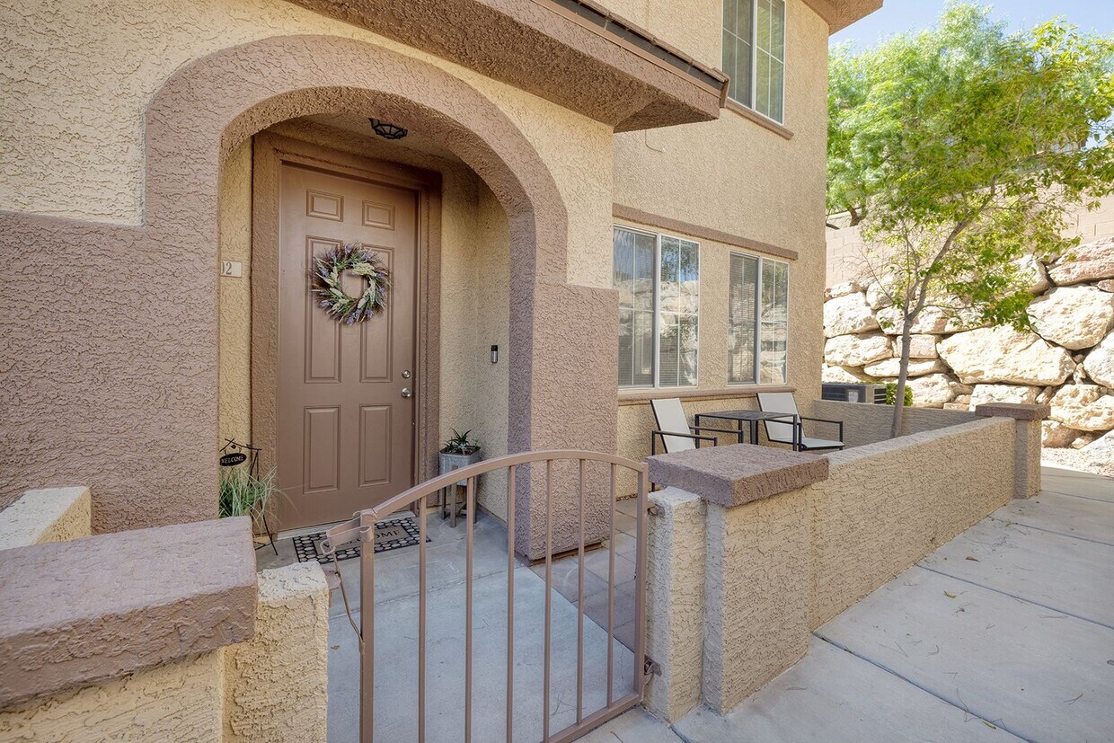 Primary Photo - FULLY FURNISHED 2 BEDROOM CONDO IN THE NW ...