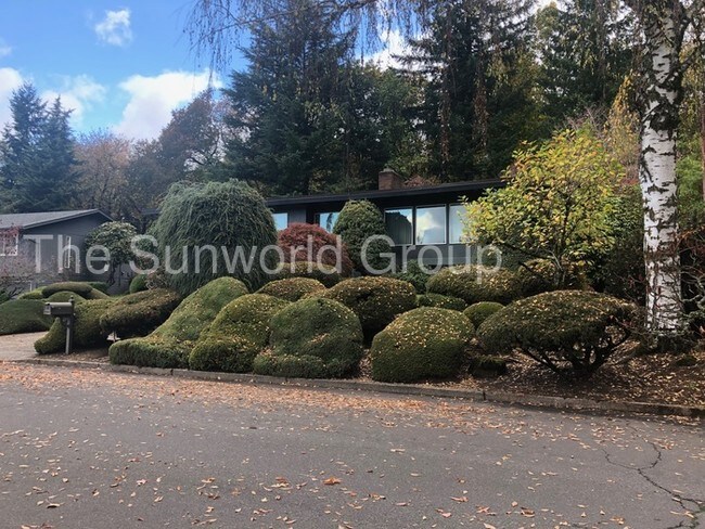Foto del edificio - THREE BEDROOM SPLIT LEVEL HOME