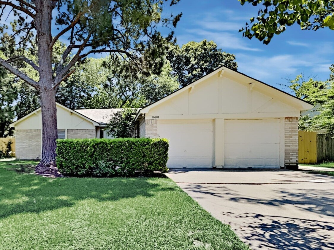 Foto principal - 19607 Horseshoe Lake Ln