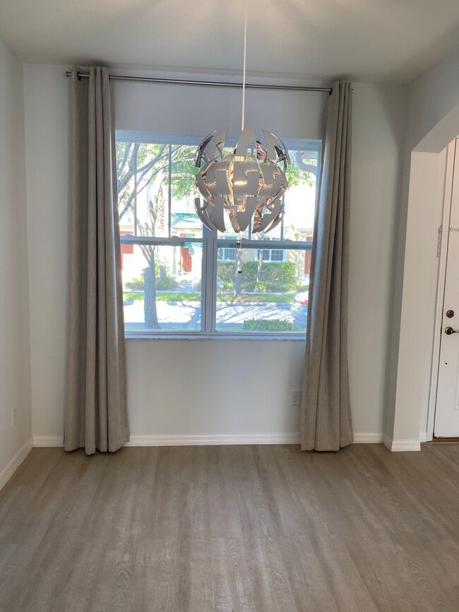Building Photo - 3 bedroom, 2.5 bathroom townhouse in Water...