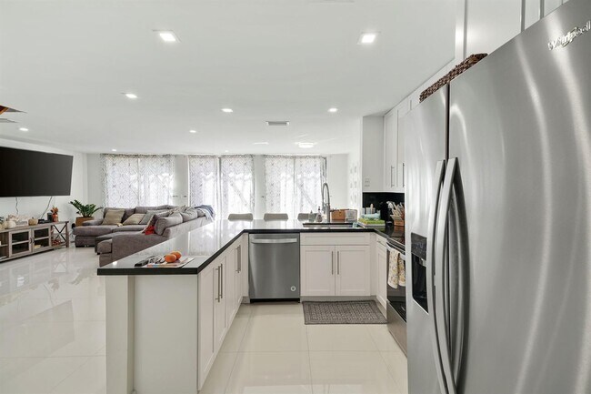 Foto del edificio - 3961 Adra Ave