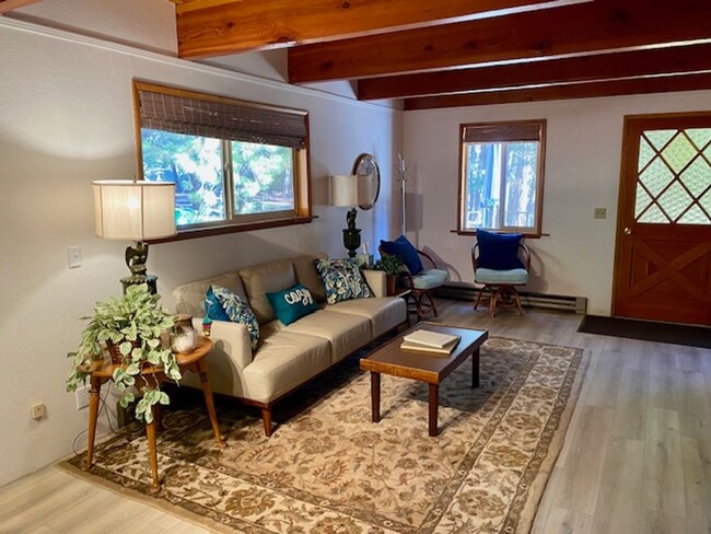 Foto del edificio - FULLY FURNISHED RENTAL IN LAKE ALMANOR COU...