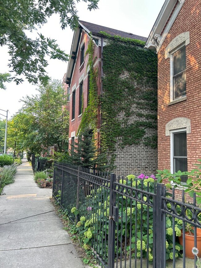 Foto del edificio - 862 N Hermitage Ave