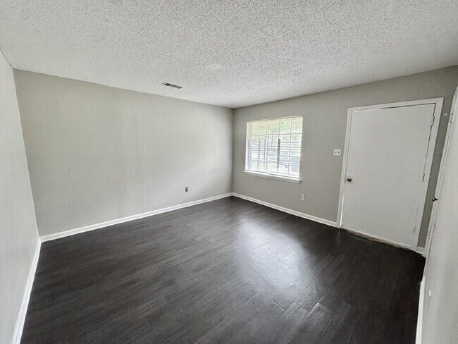 Building Photo - 4540 Spring Valley Dr