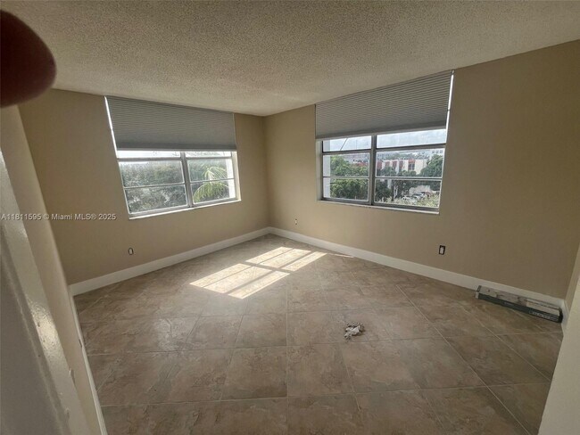 Foto del edificio - 498 NW 165th St