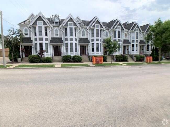 Building Photo - 1619 E Park Plz