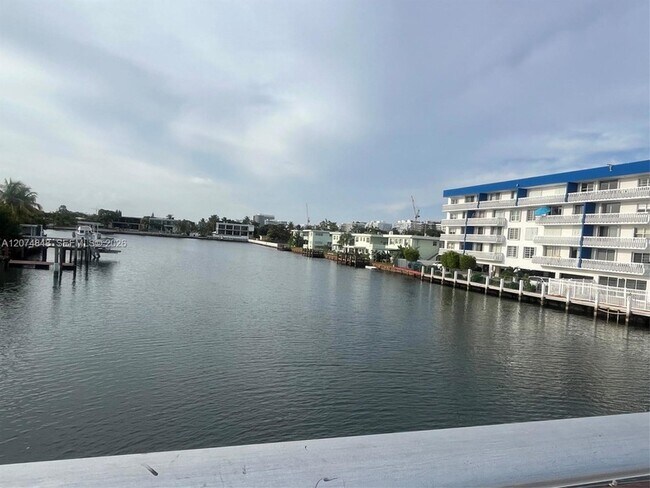 Foto del edificio - 8530 Byron Ave