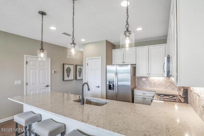 Foto del edificio - 131 Pinebury Ln