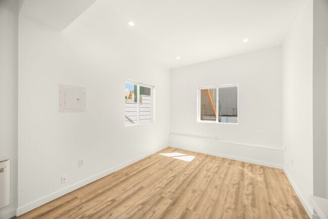 Foto del edificio - 3049-3051 Clement Street (1356rc)